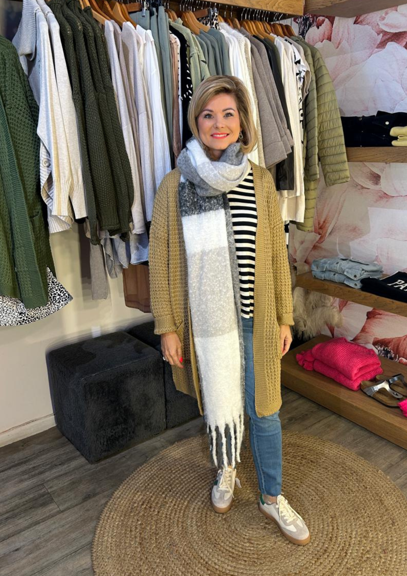 Knitted Cardi, Sweat top, Cropped jeans