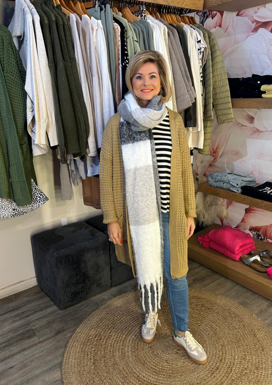 Knitted Cardi, Sweat top, Cropped jeans