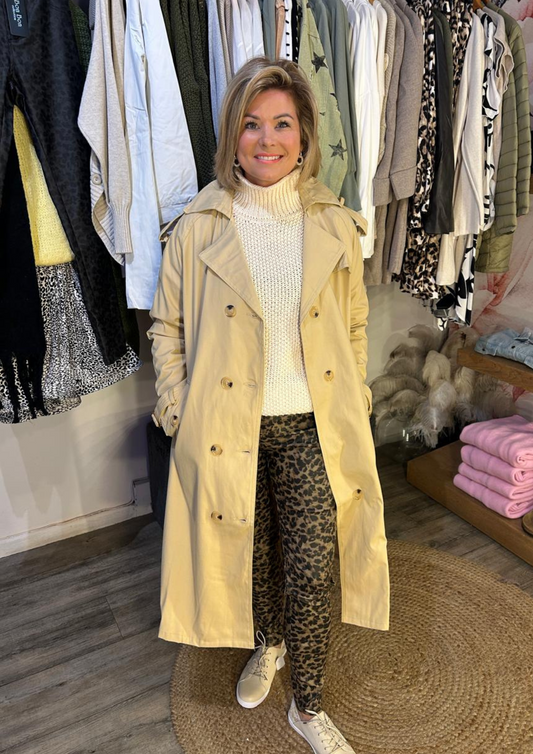 Trenchcoat with Eden knit and leopard pants